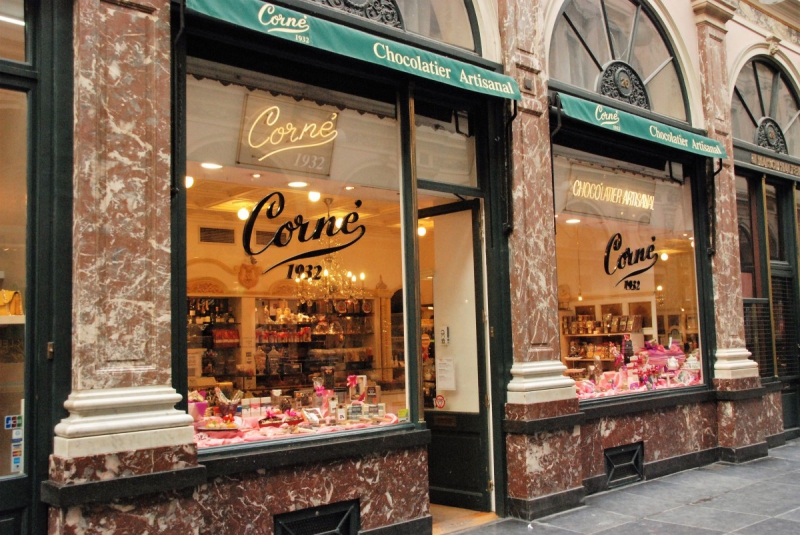 vitrine-AUPS-min_chocolate_chocolaterie_shop_luxury_chic_gallery_brussels_belgium-558146