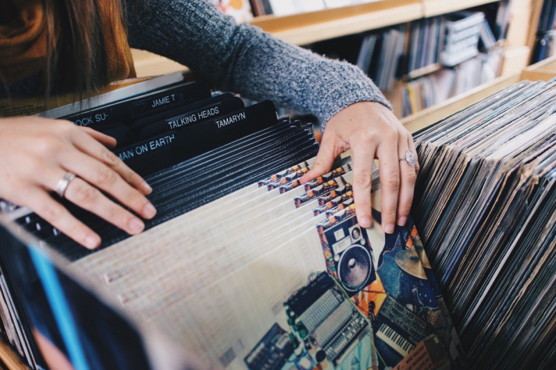 vitrine-AUPS-min_vinyl_records_store_shopping_retro_music_audio_album_rock-684576