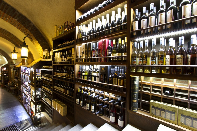 vitrine-AUPS-min_world_street_travel_shop_canon_georgia_wine_bottles-429767
